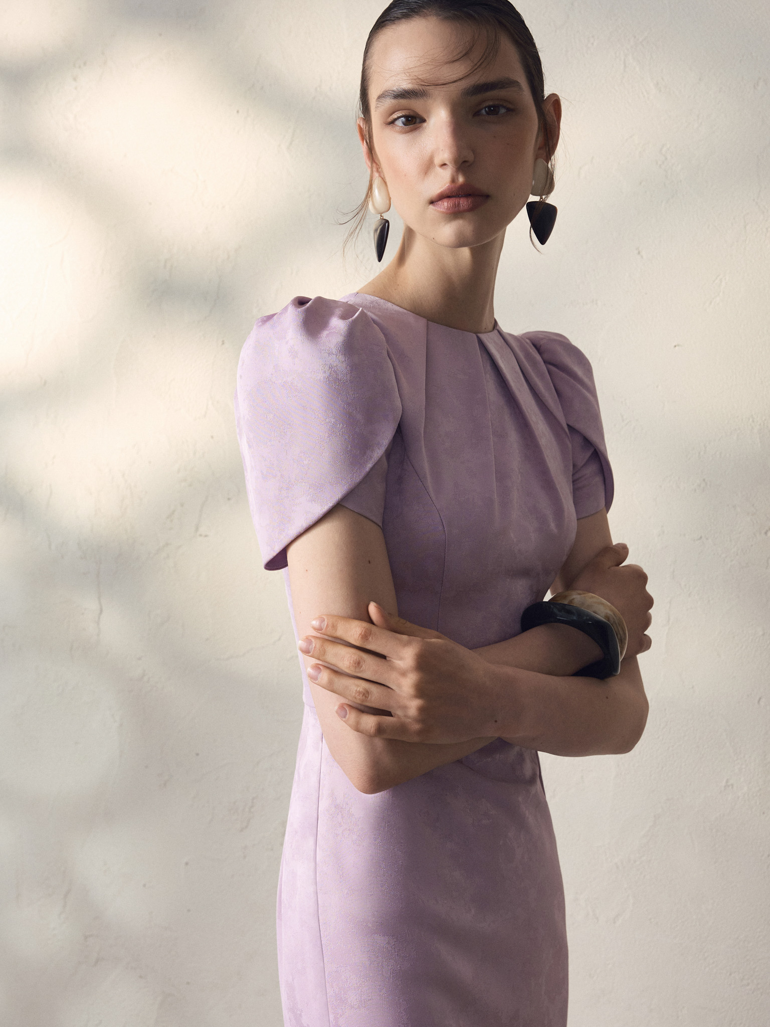 Robe mi-longue à manches courtes bouffantes et jupe droite