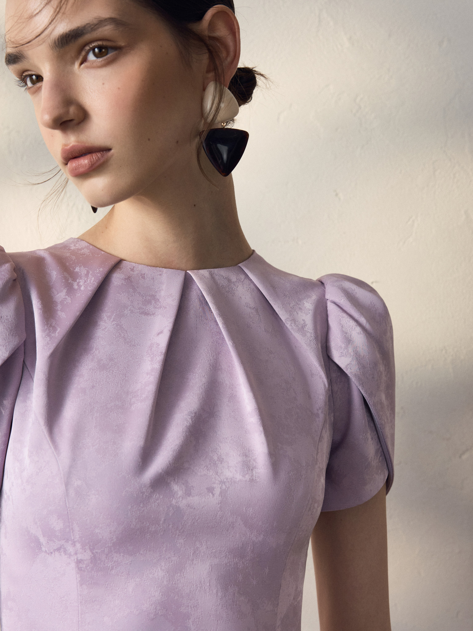 Robe mi-longue à manches courtes bouffantes et jupe droite