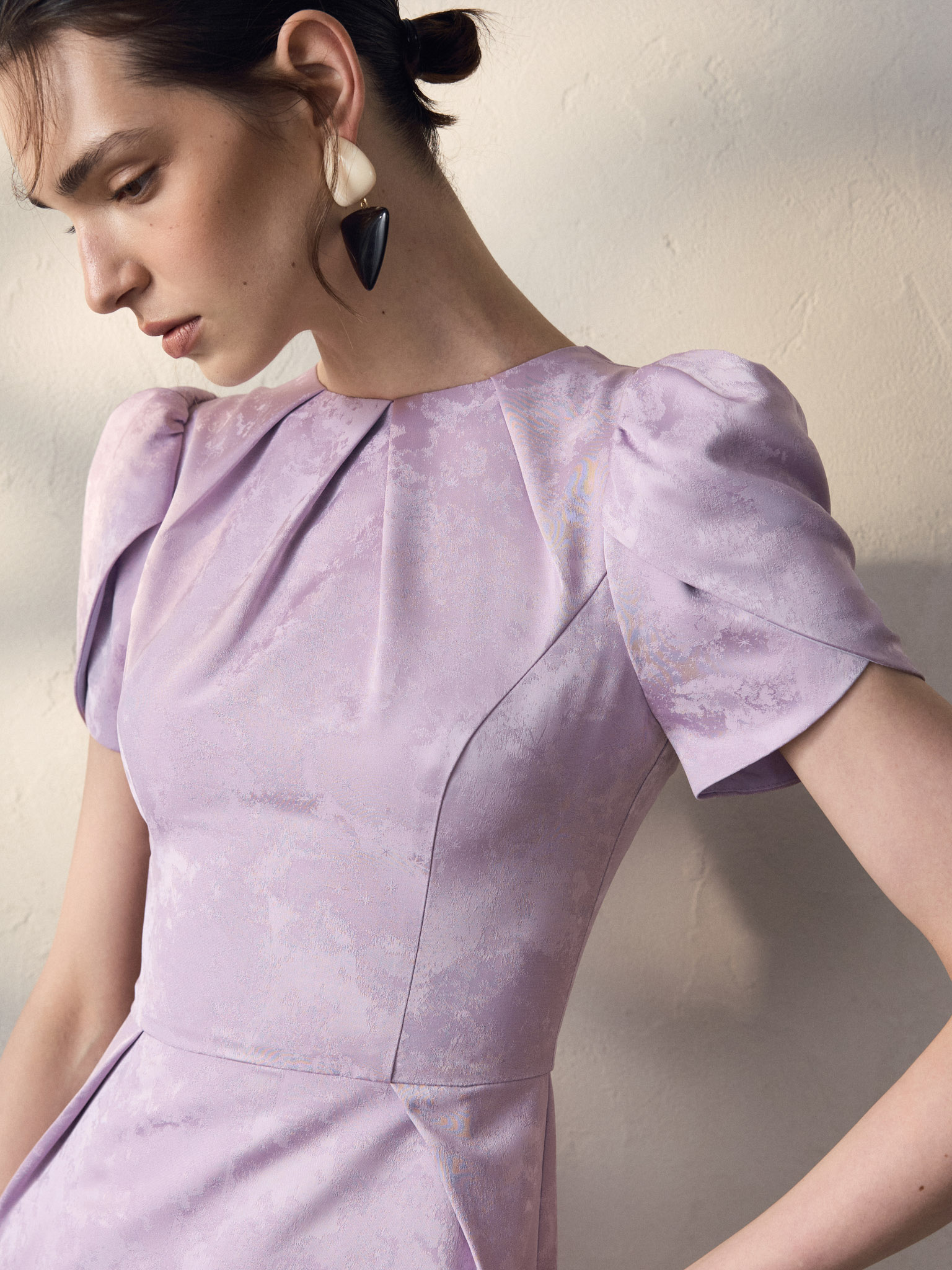 Robe mi-longue à manches courtes bouffantes et jupe droite
