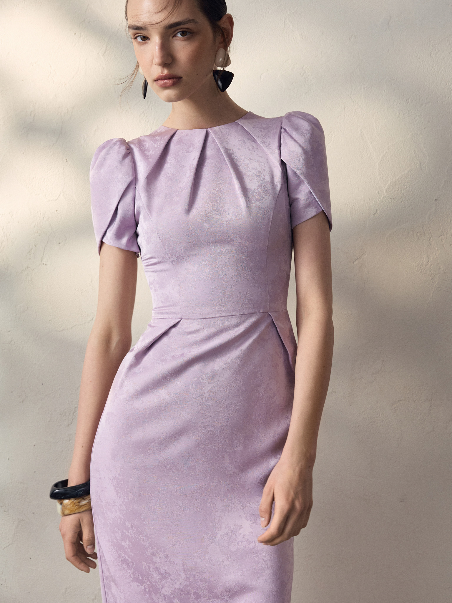 Robe mi-longue à manches courtes bouffantes et jupe droite