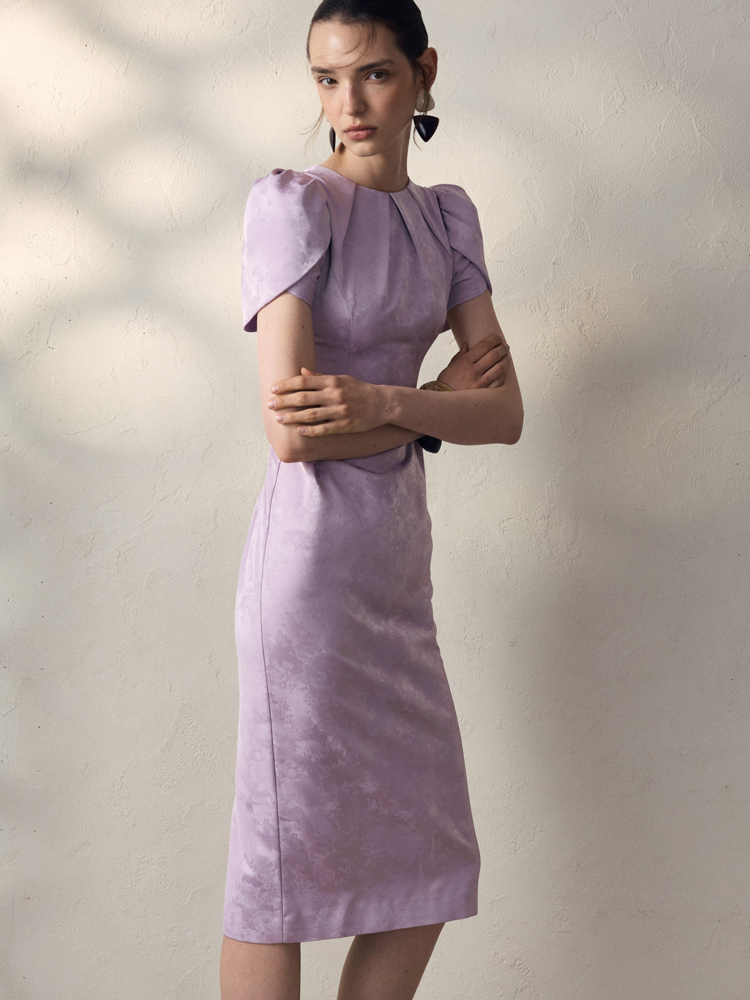 Robe mi-longue à manches courtes bouffantes et jupe droite