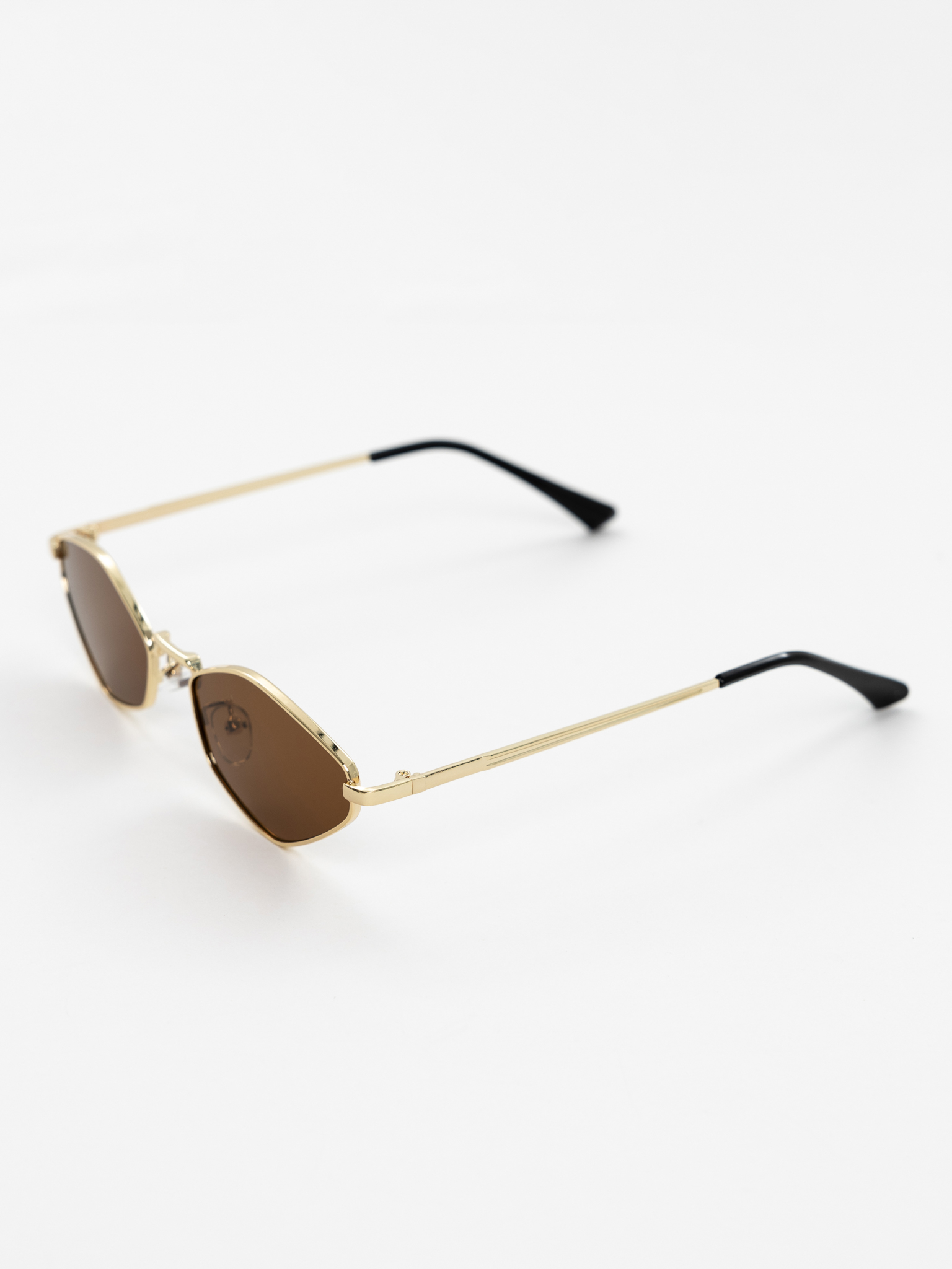 Sunglasses with metal frames and diamond-shaped lenses