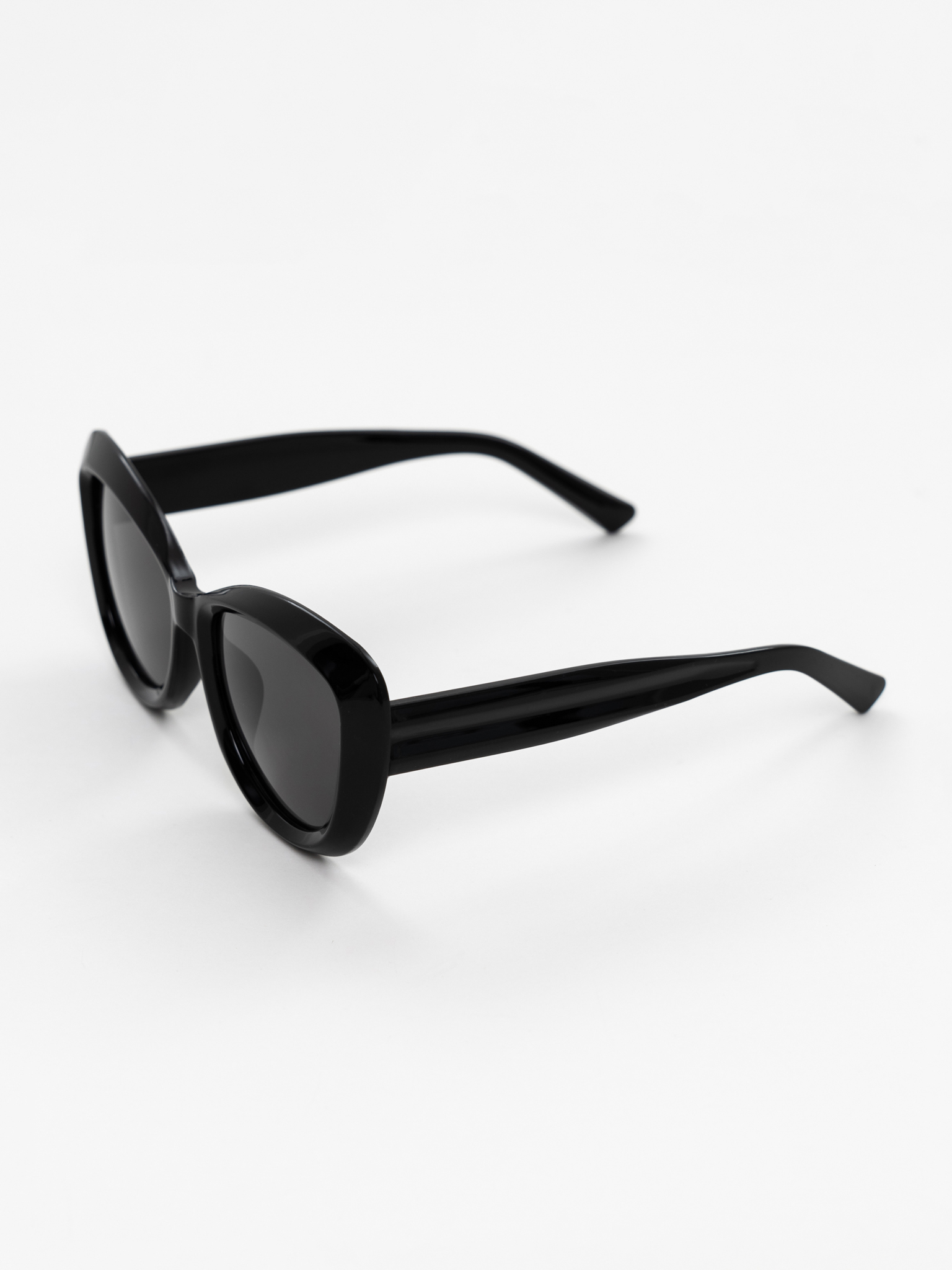Sunglasses in plastic frames with wide arms