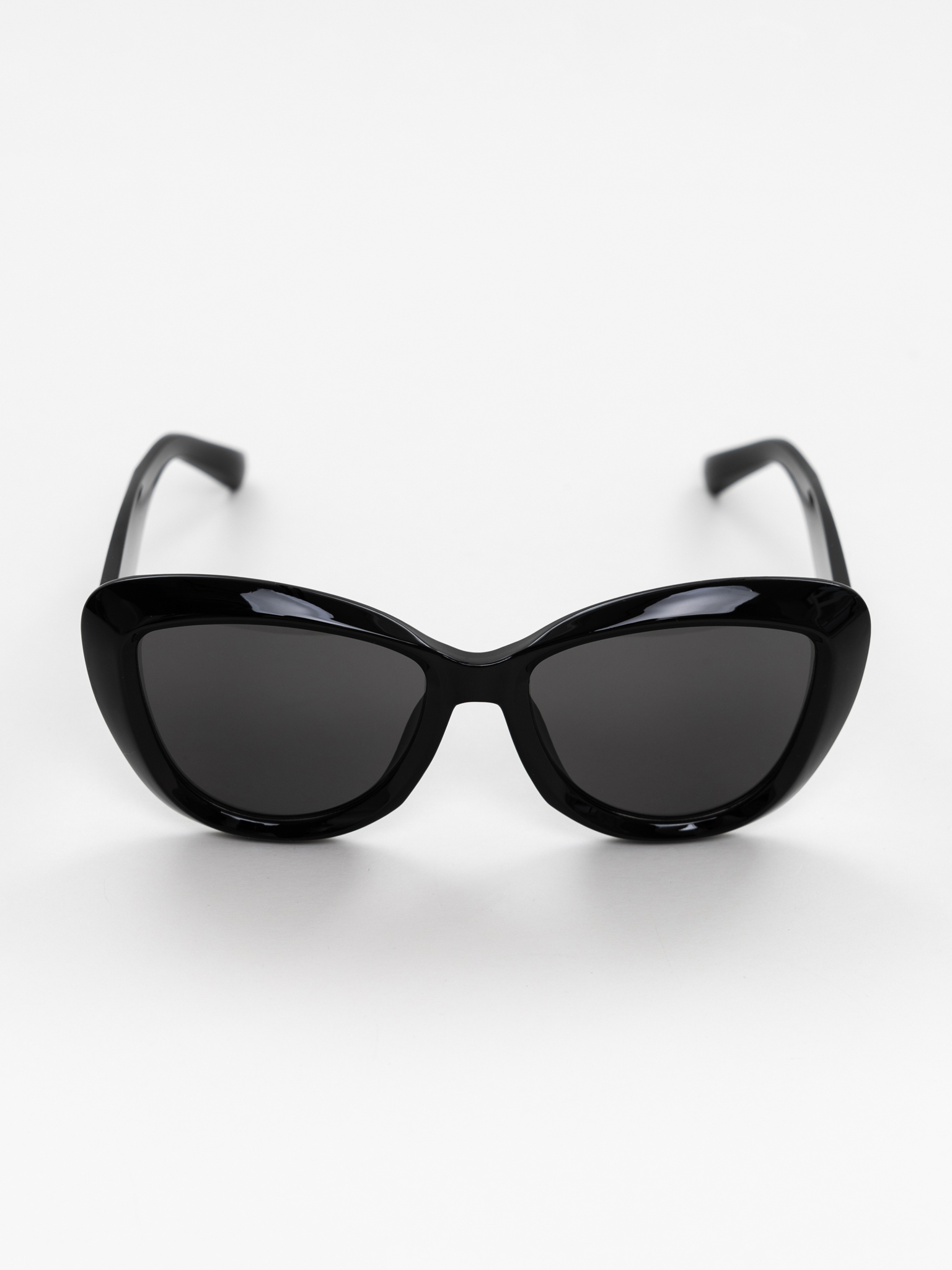 Sunglasses in plastic frames with wide arms