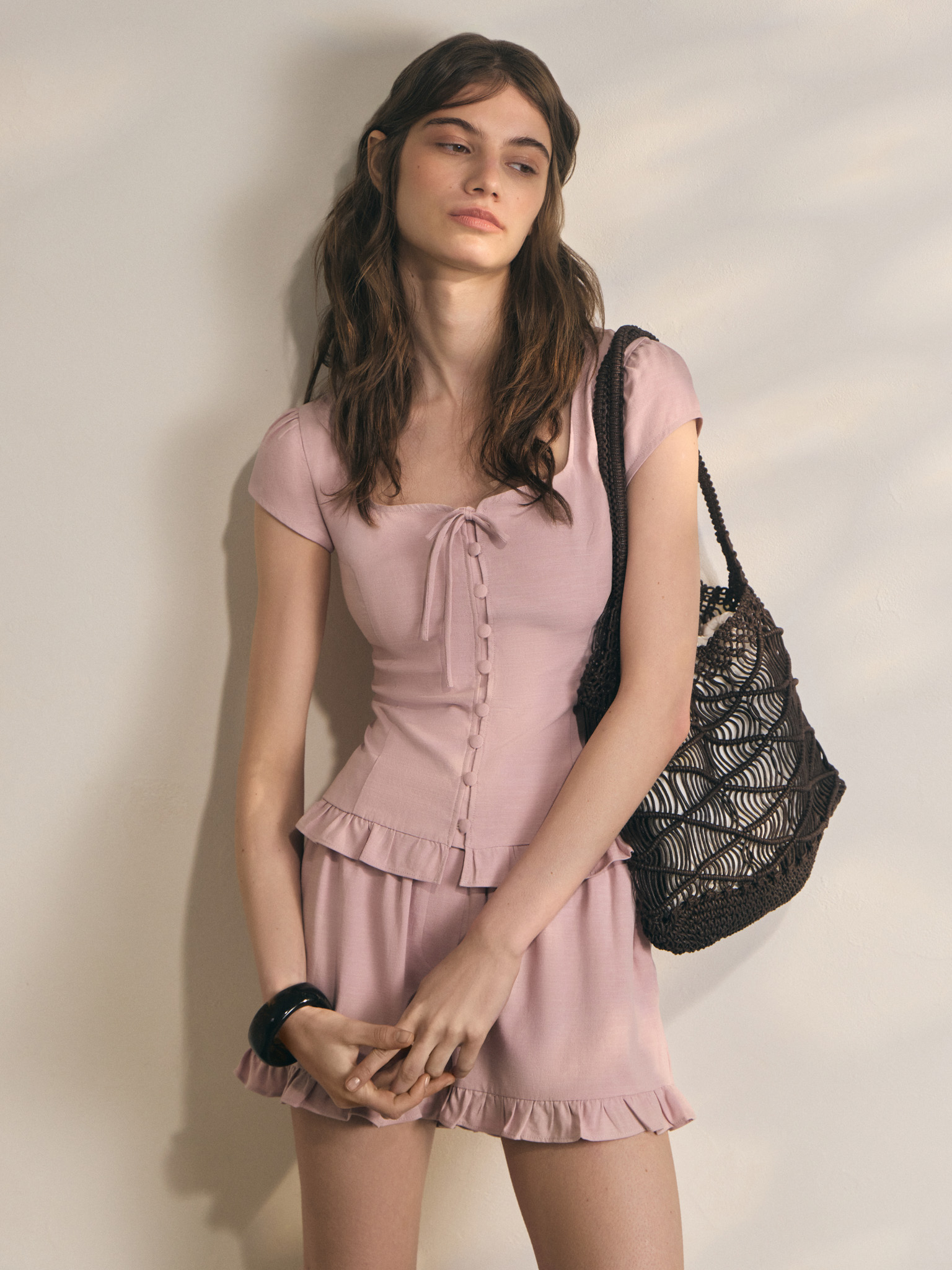 Fitted top with short sleeves and ruffles at the hem