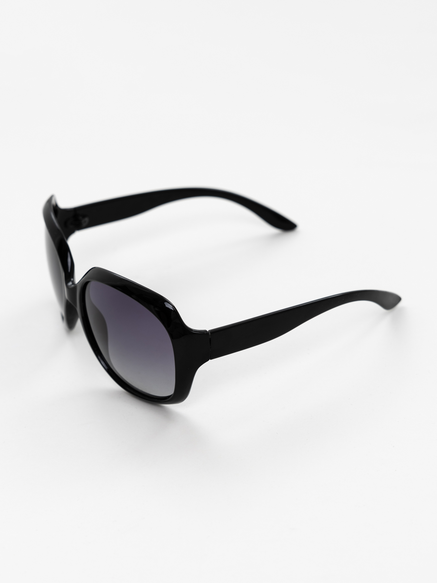 Oversized sunglasses with plastic frames