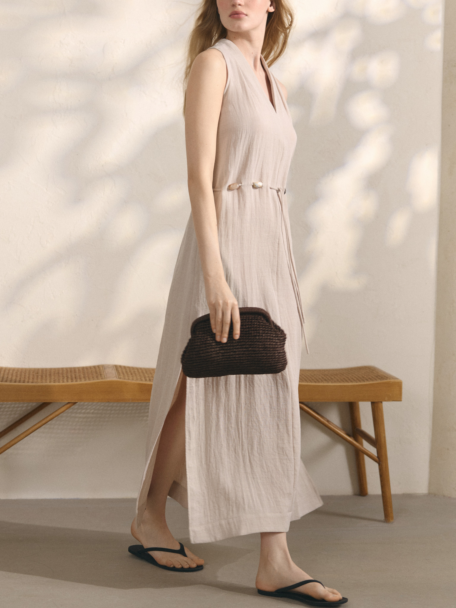 Maxi dress in viscose with open shoulders and matching belt