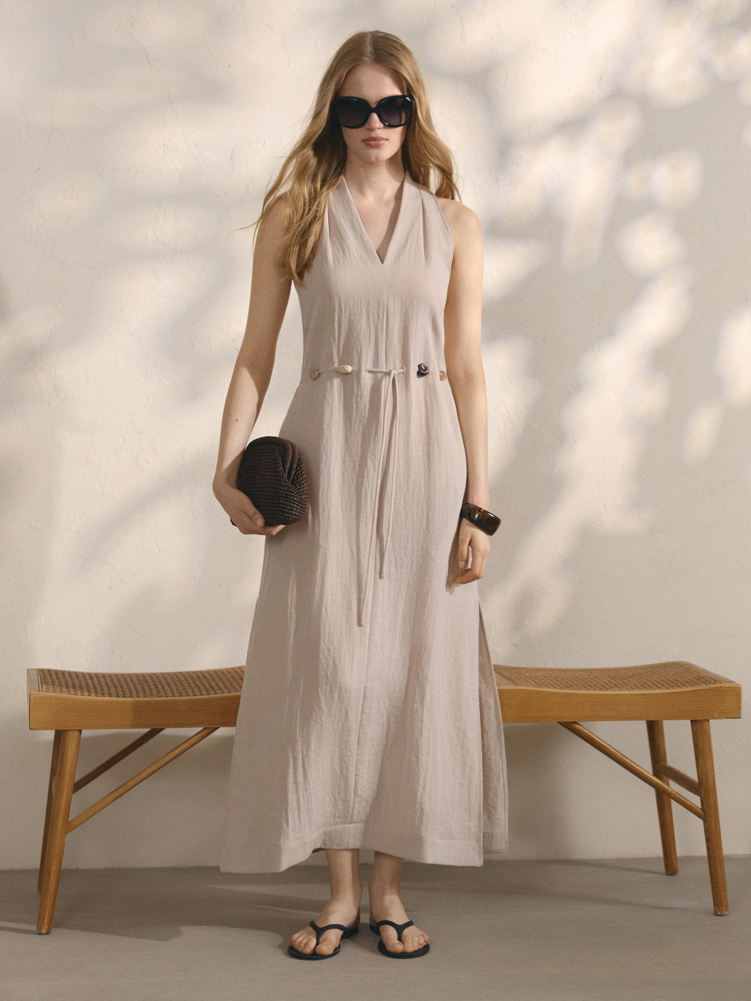 Maxi dress in viscose with open shoulders and matching belt