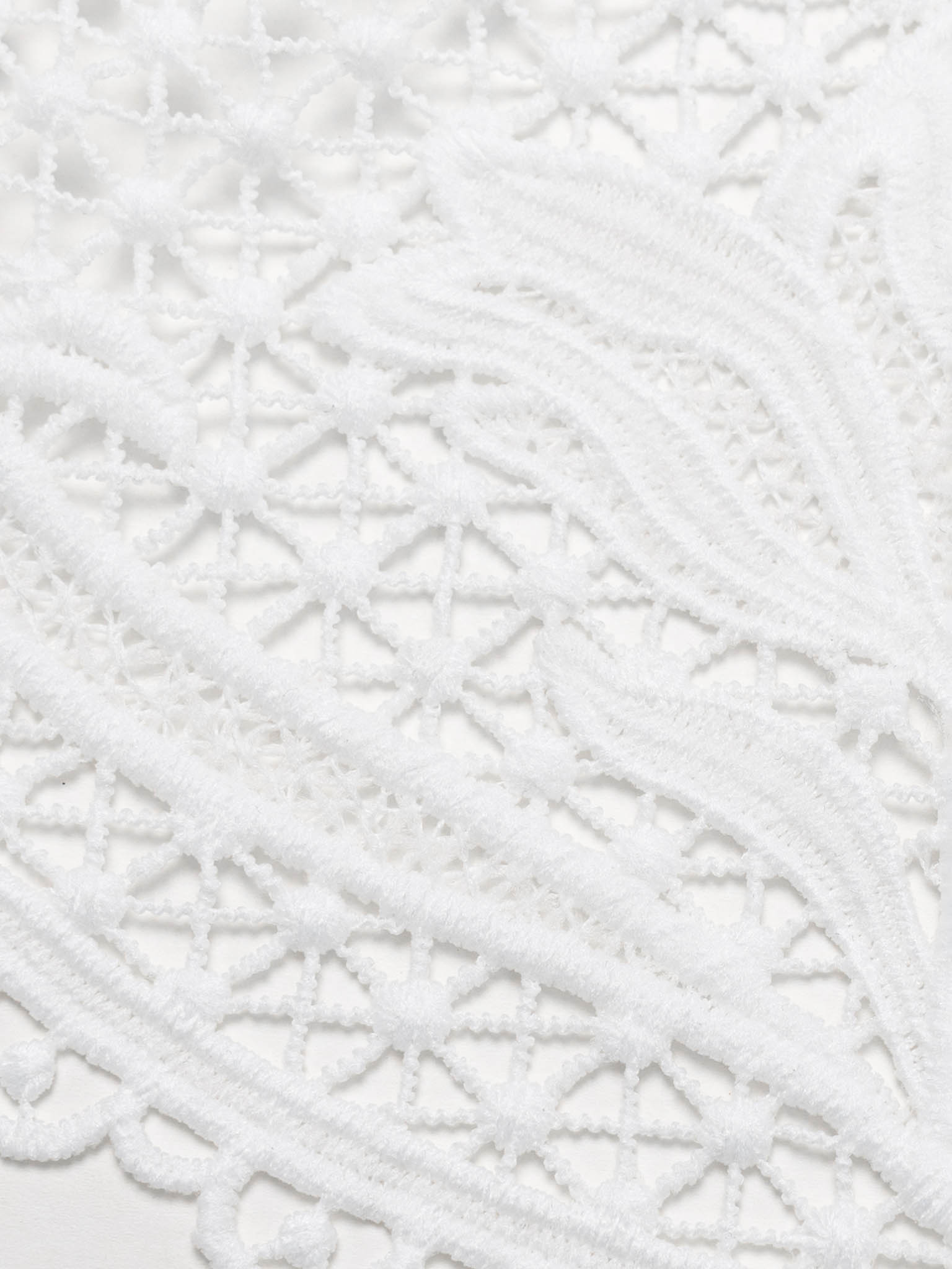 Knitted decorative collar with lily motif