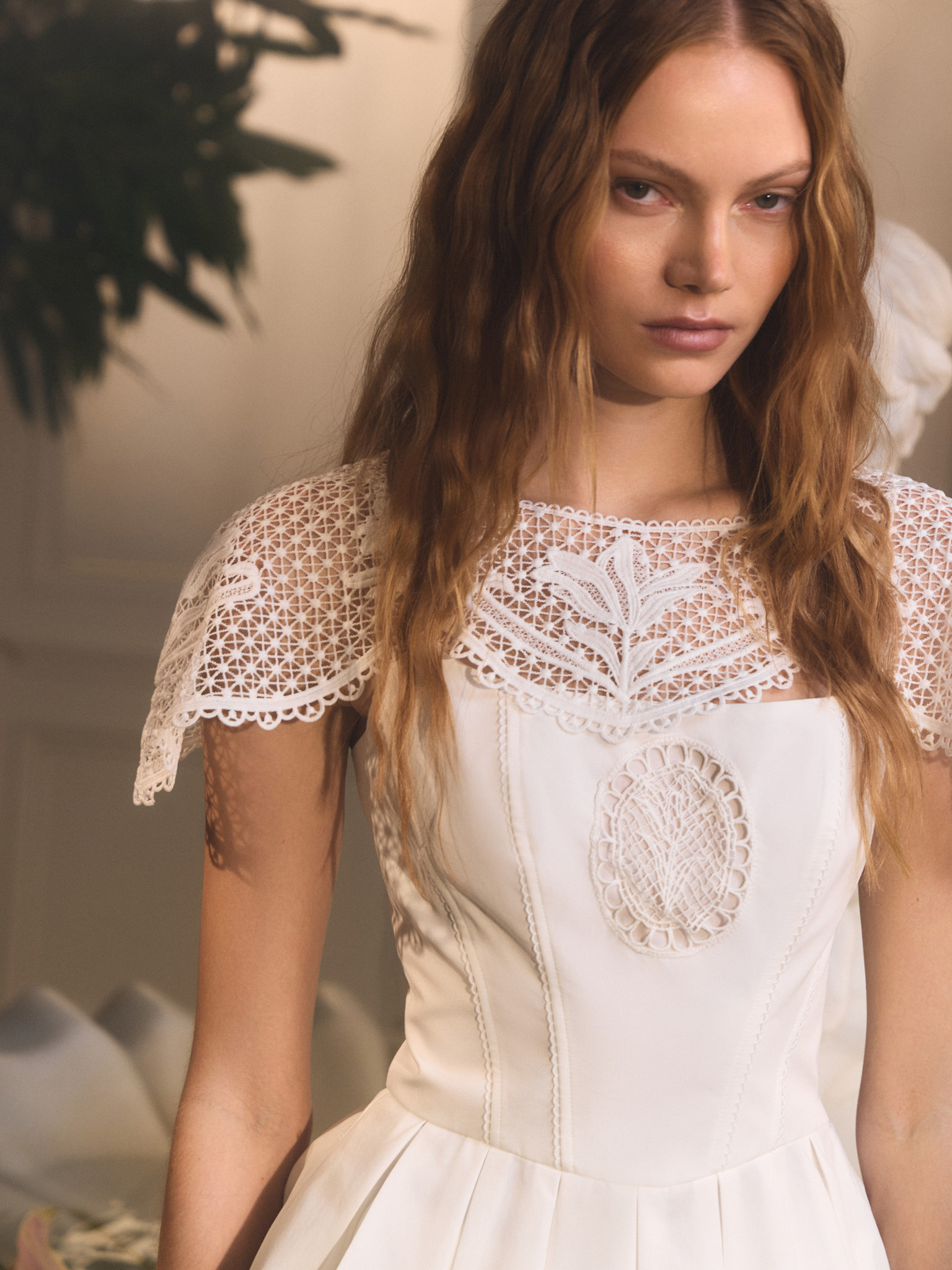 Knitted decorative collar with lily motif