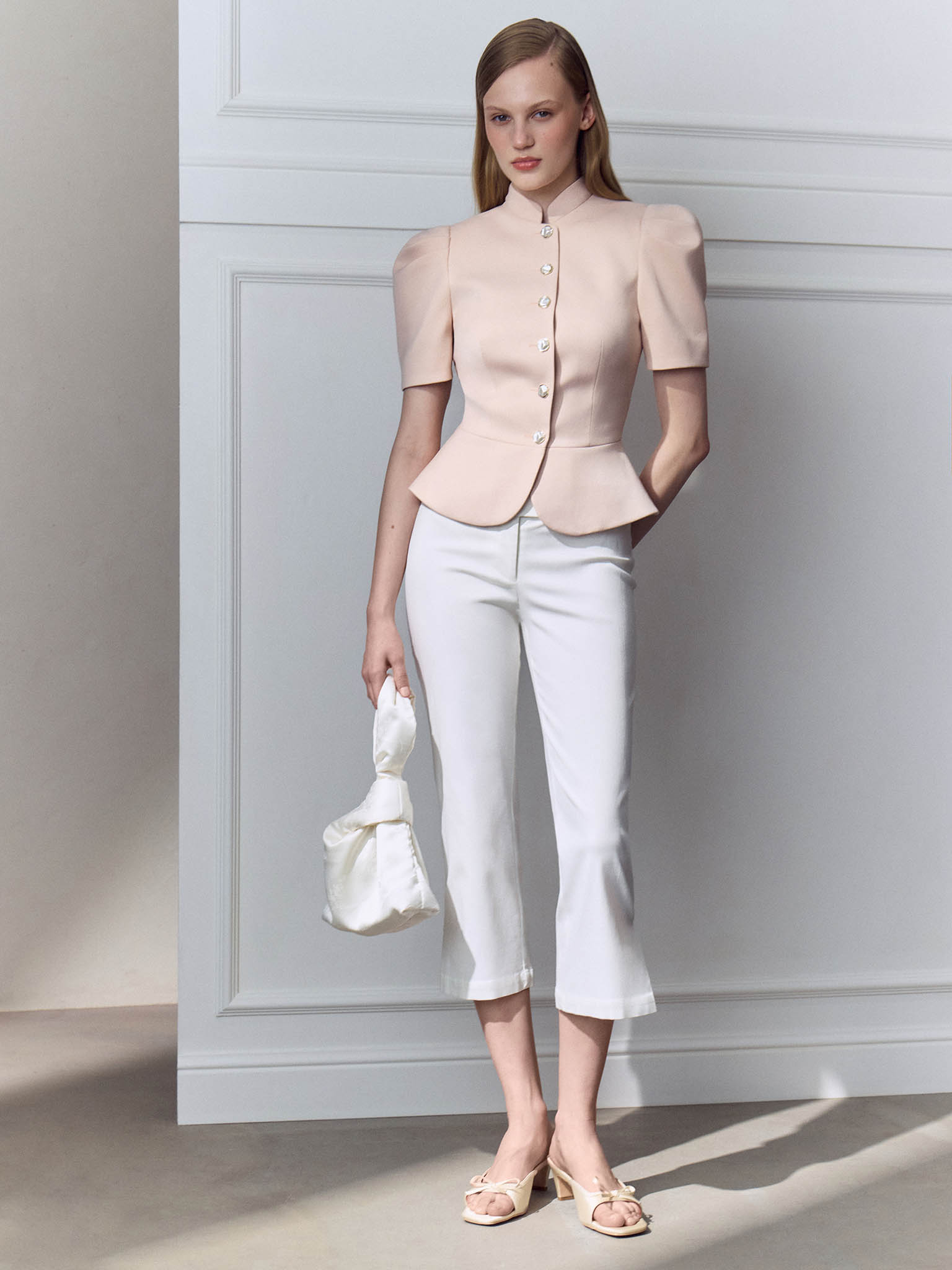 Single-breasted jacket with voluminous short sleeves and a peplum 