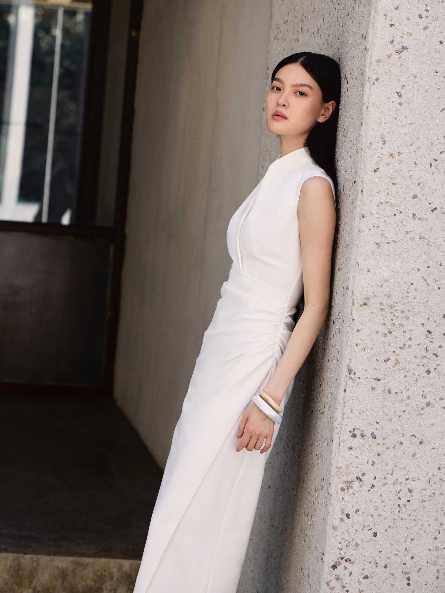 Fitted maxi dress with a stand-up collar and open shoulders