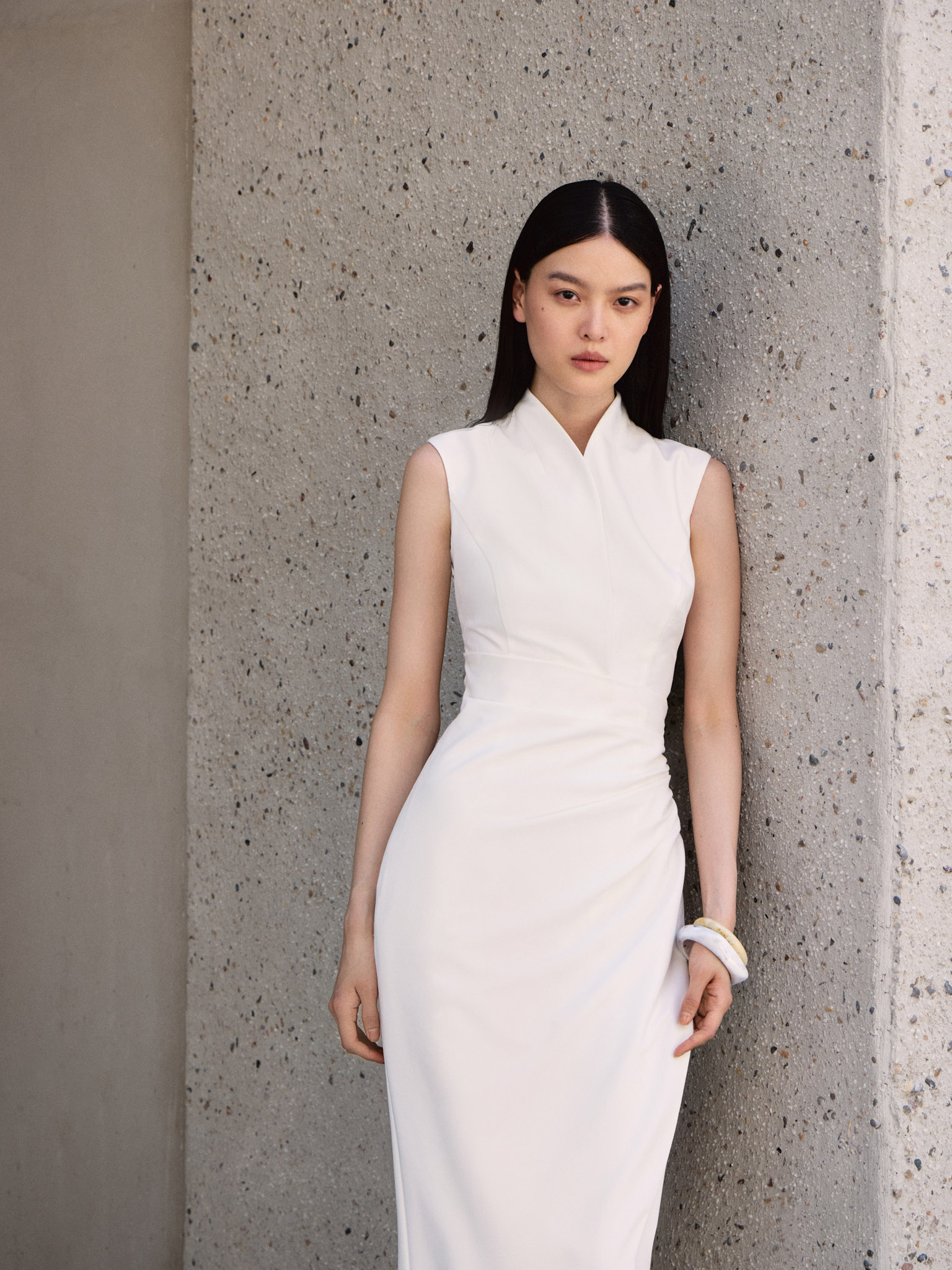 Fitted maxi dress with a stand-up collar and open shoulders