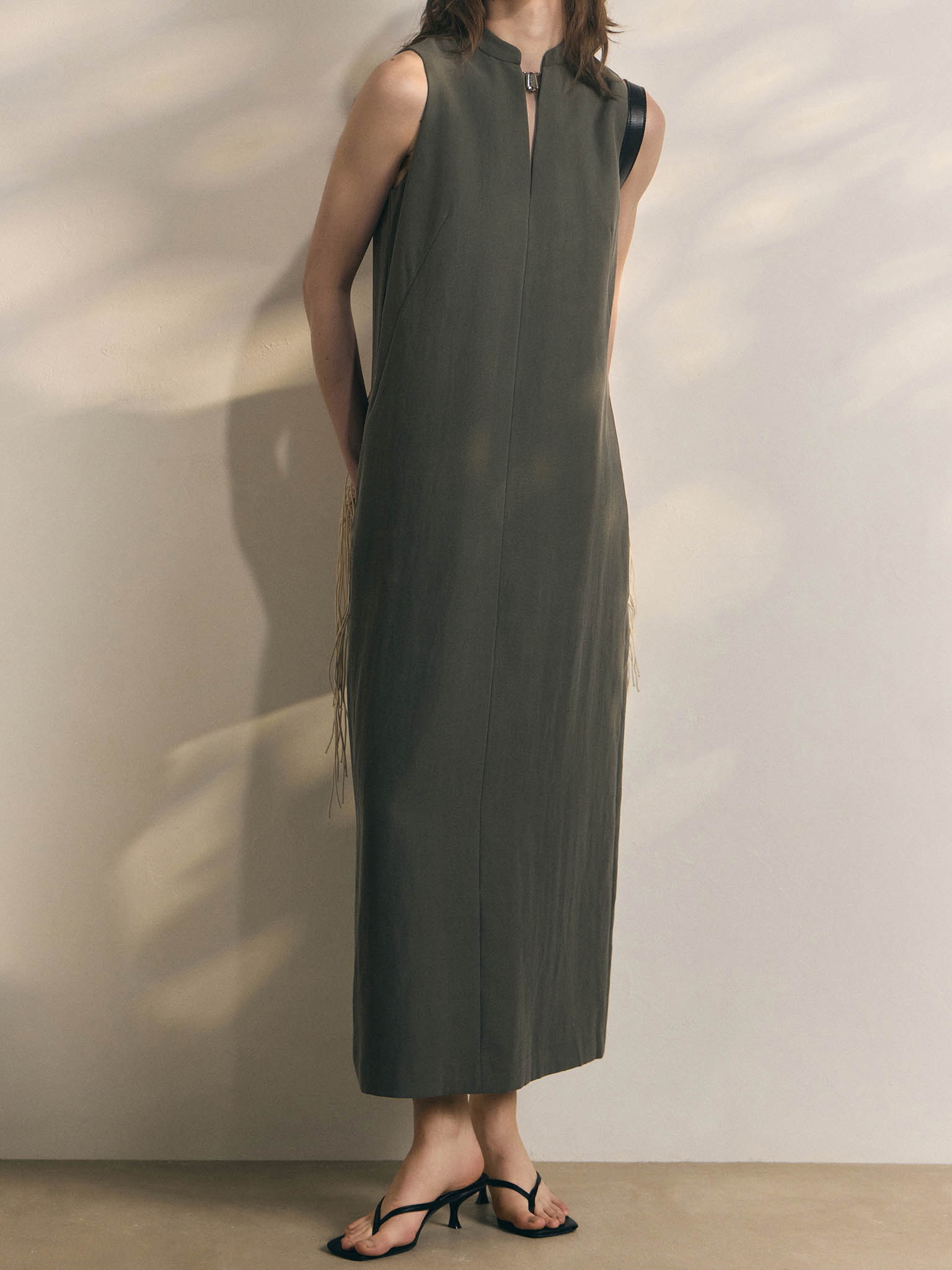 Viscose maxi dress with a metal fastening at the collar