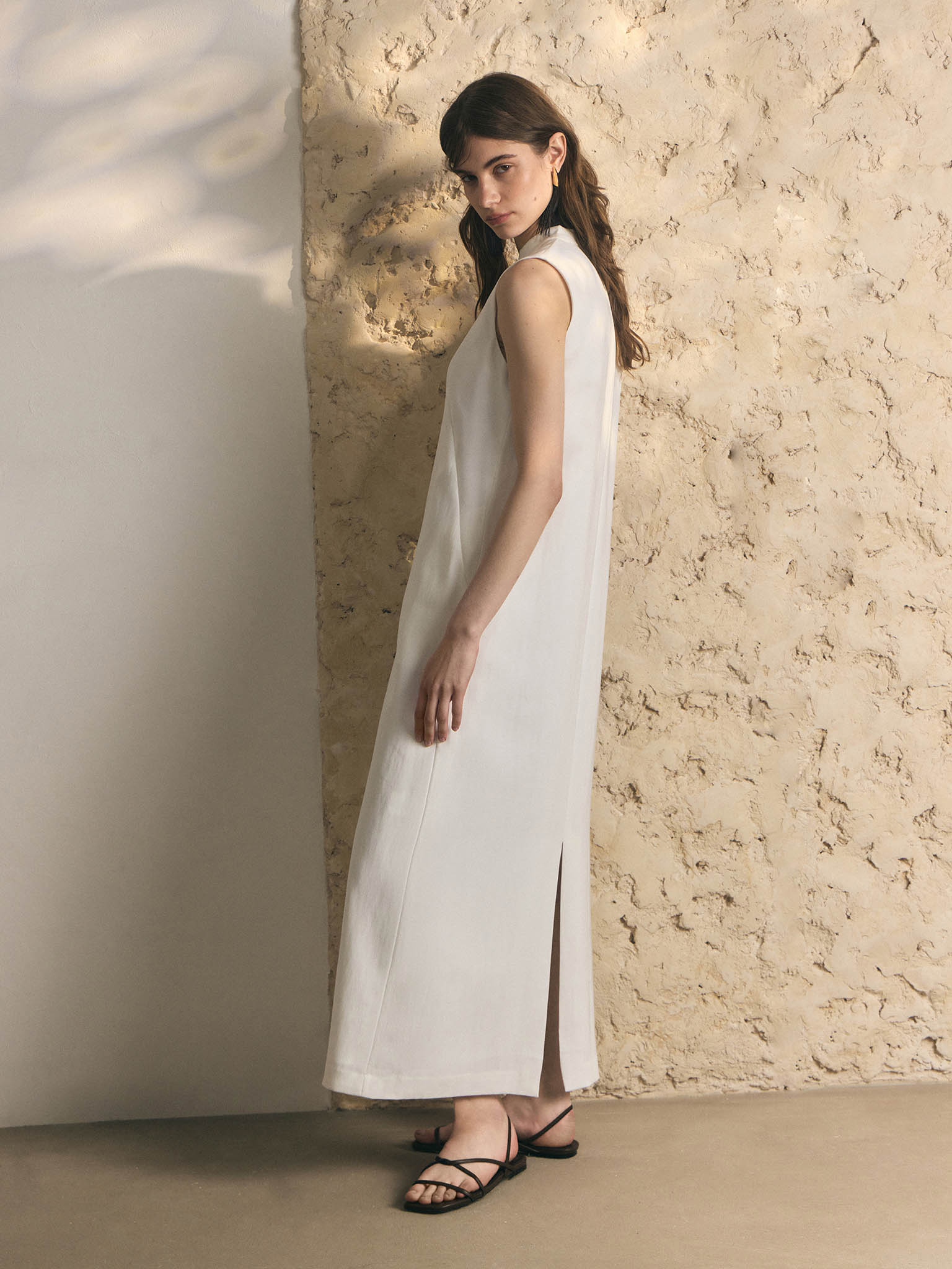 Viscose maxi dress with a metal fastening at the collar