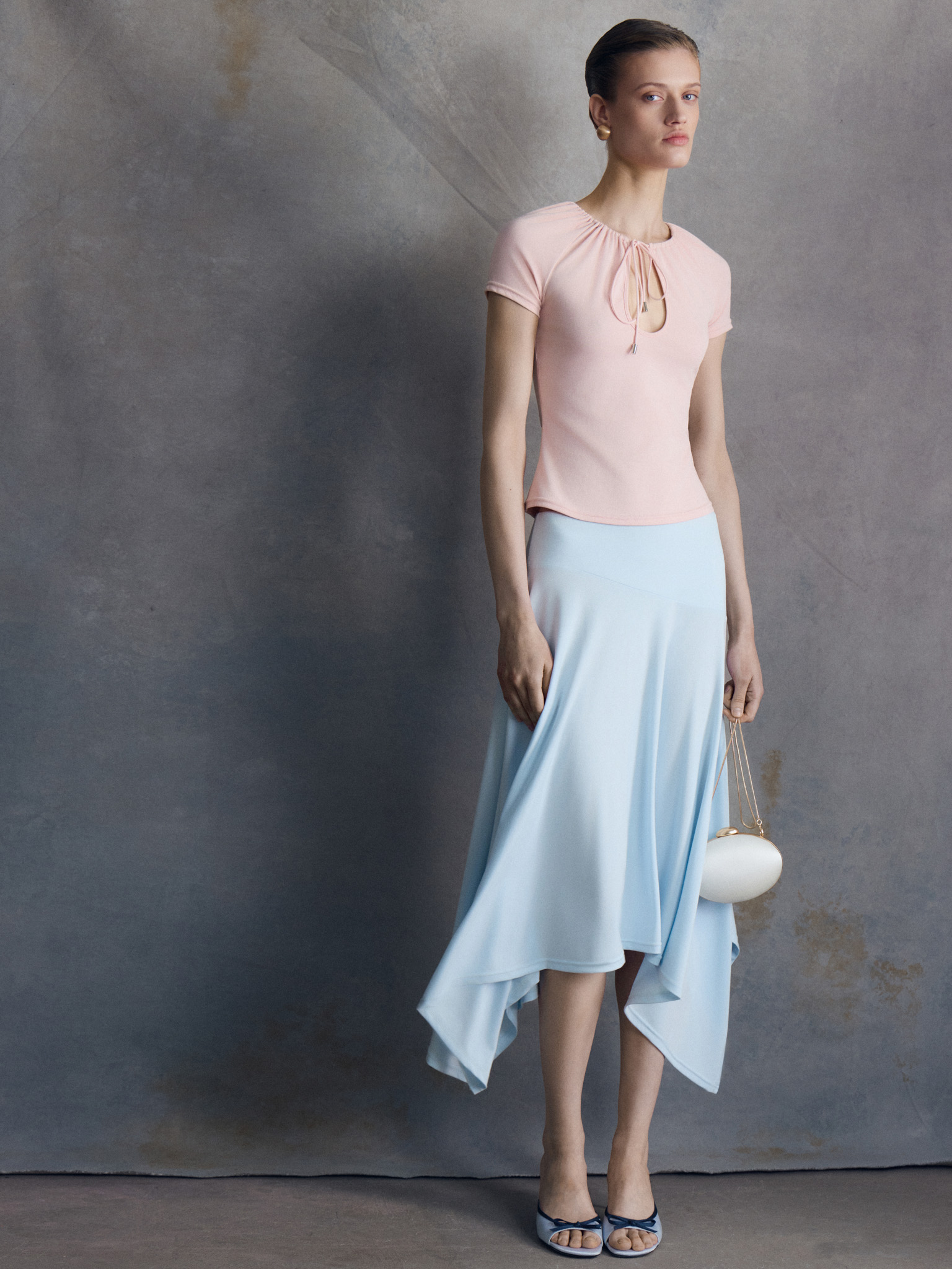 T-shirt with a teardrop neckline and tie-up collar