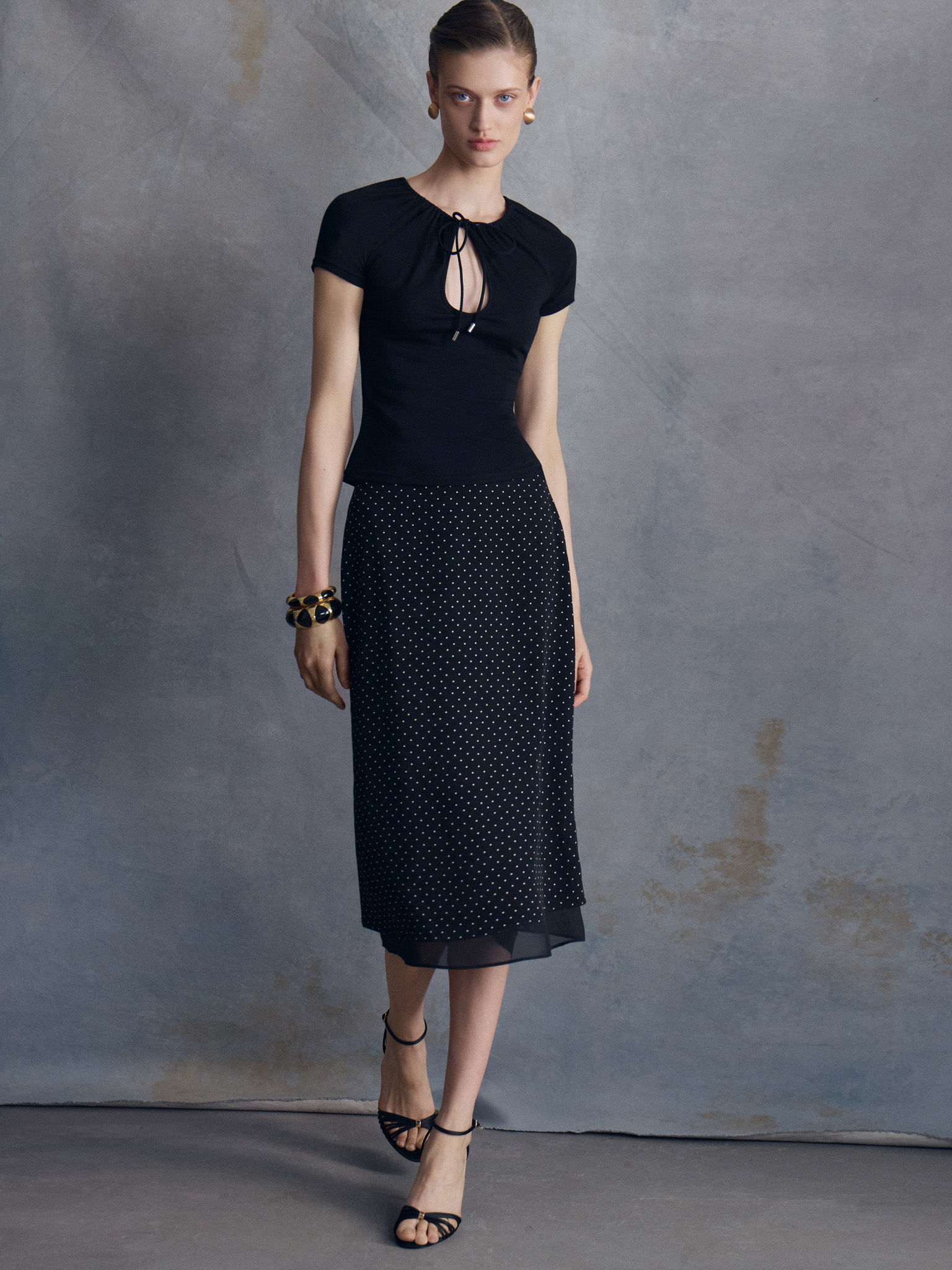 T-shirt with a teardrop neckline and tie-up collar