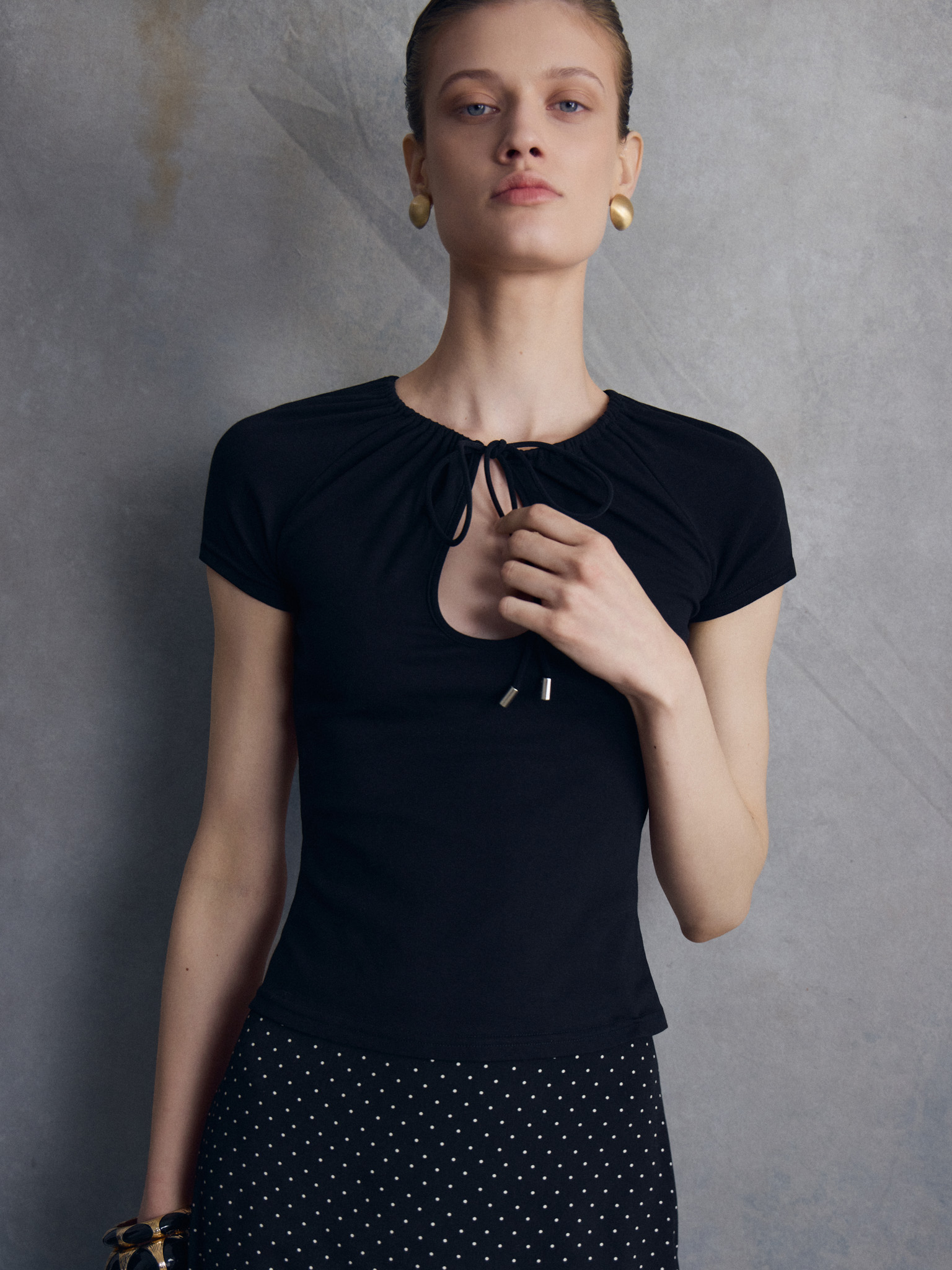 T-shirt with a teardrop neckline and tie-up collar