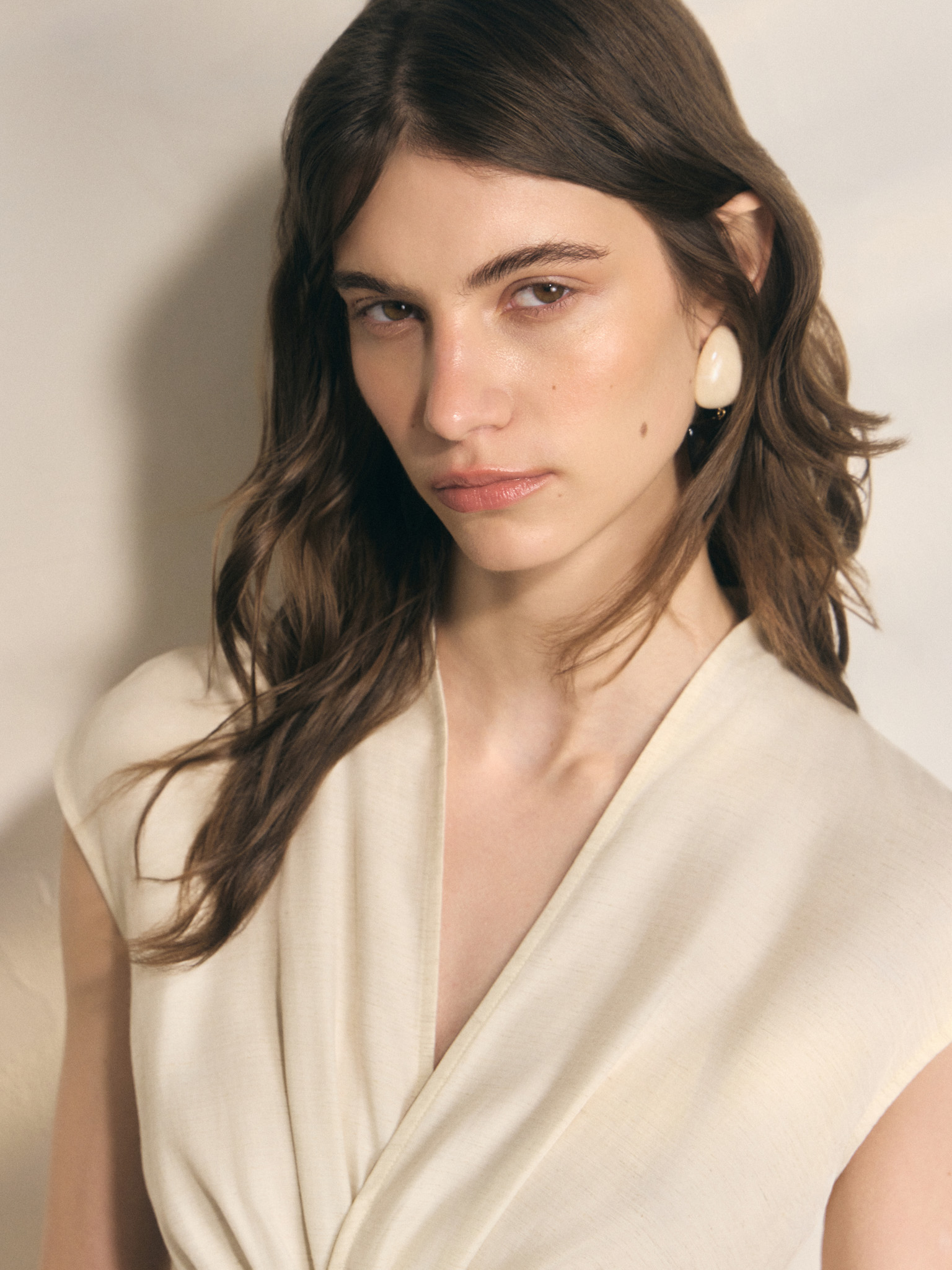 Lightweight top with a draped waist