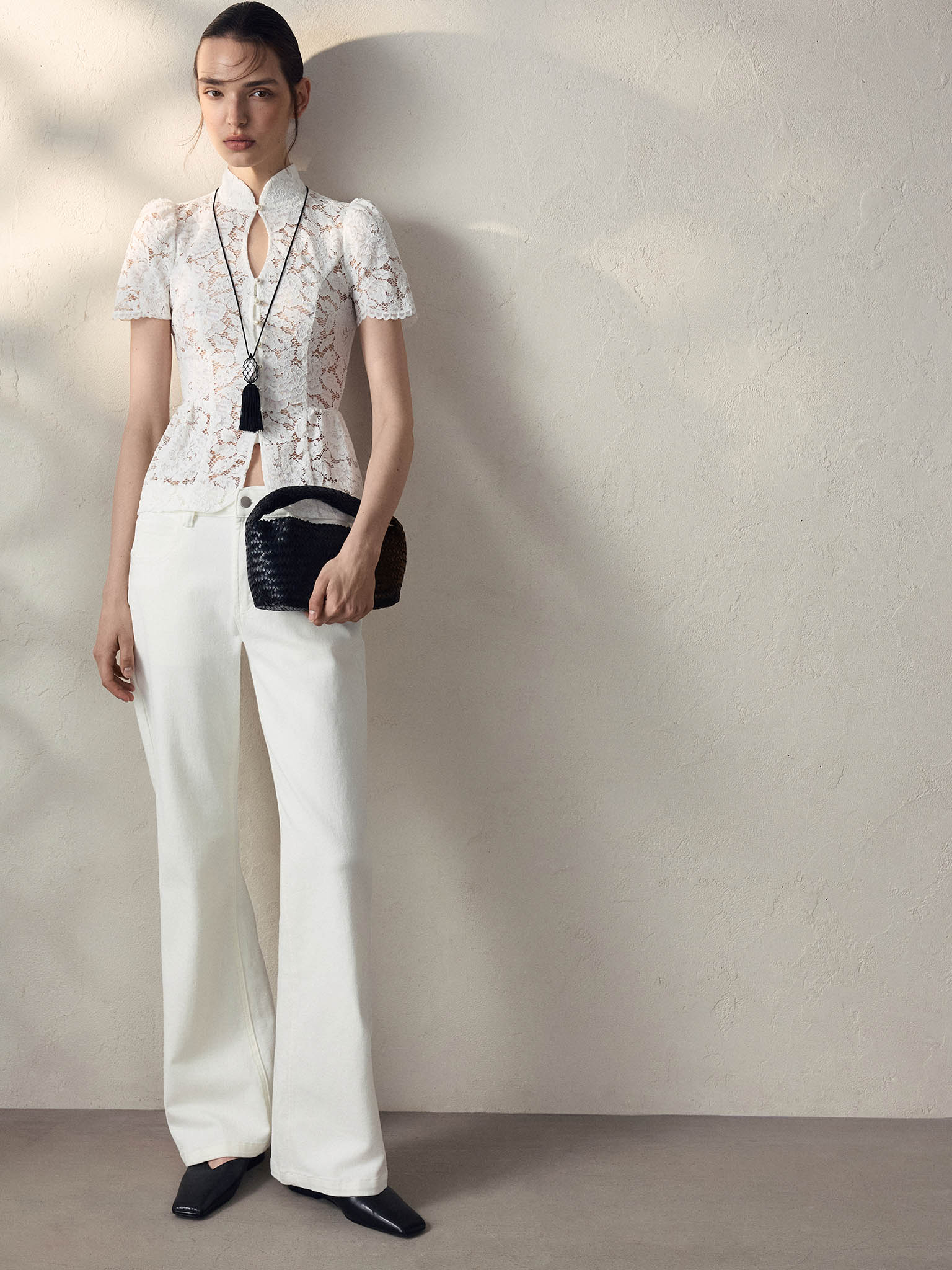 Blouse ajustée en guipure, avec encolure en goutte d'eau et basque