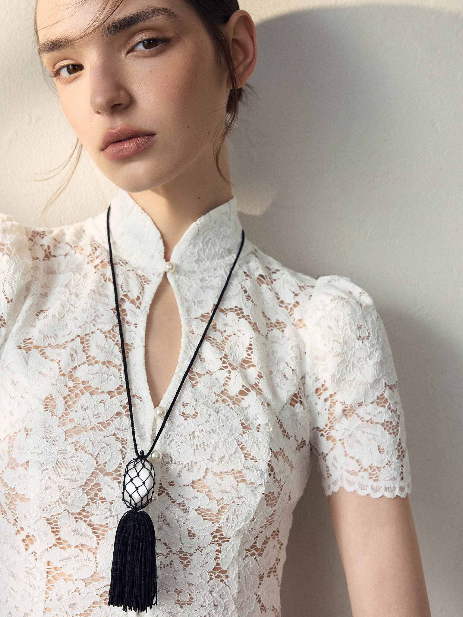 Blouse ajustée en guipure, avec encolure en goutte d'eau et basque
