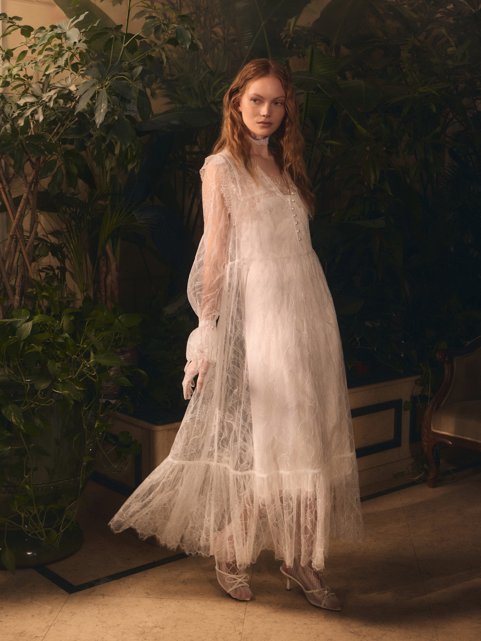 Lace cape with pearlescent button fastening