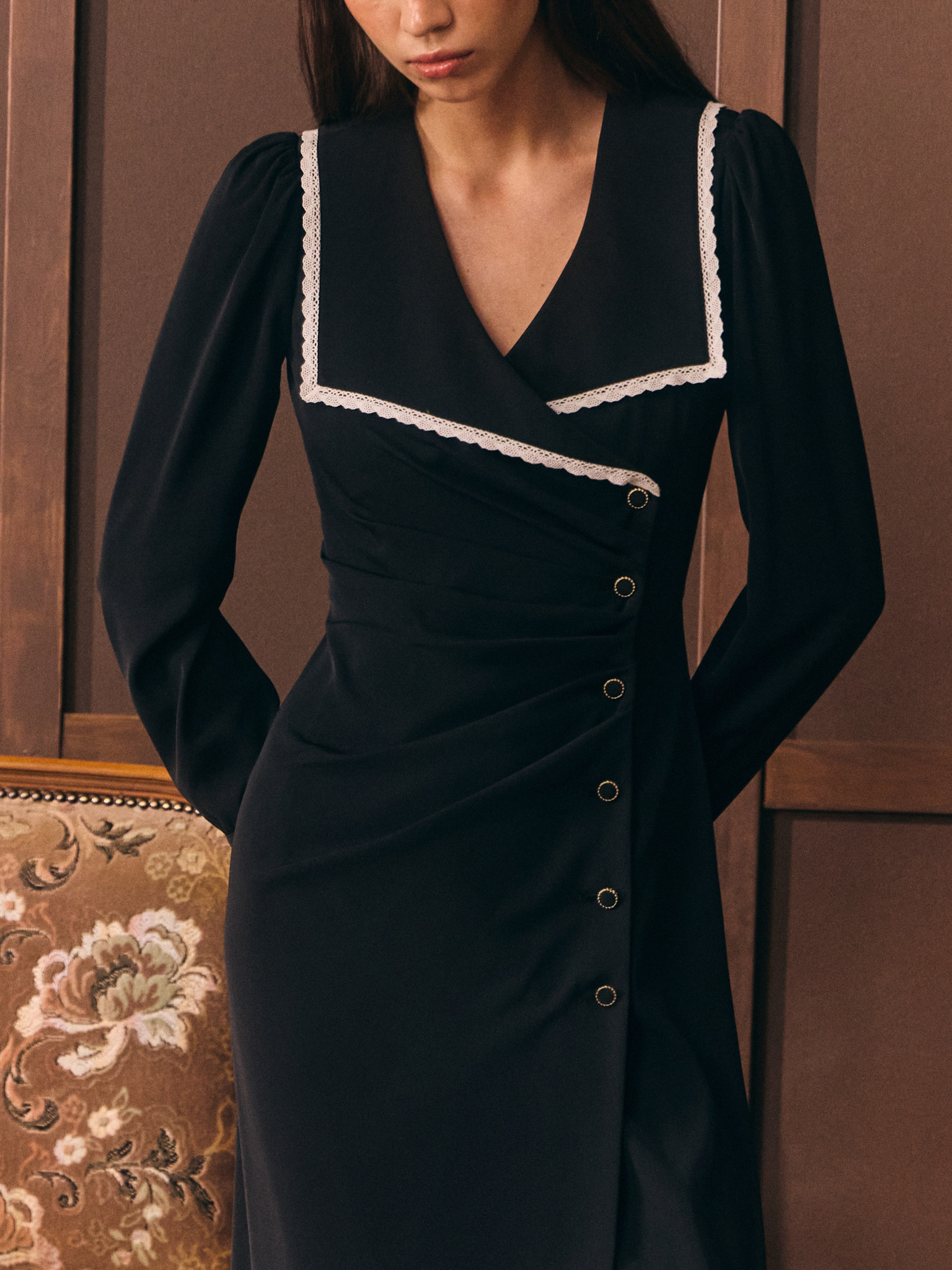 Midi dress with contrasting trim on the collar — Lichi