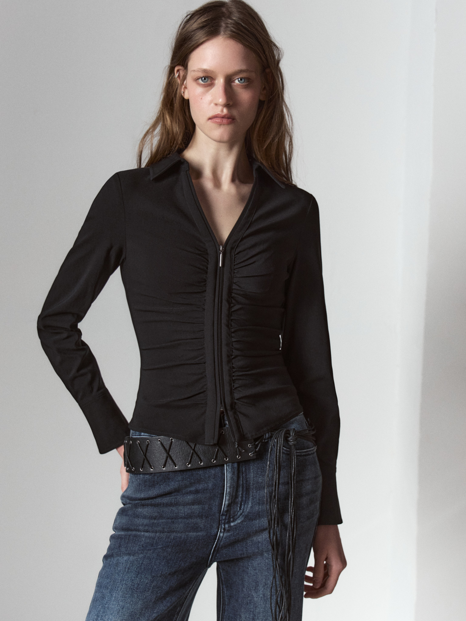 Fitted viscose shirt with a zip fastening