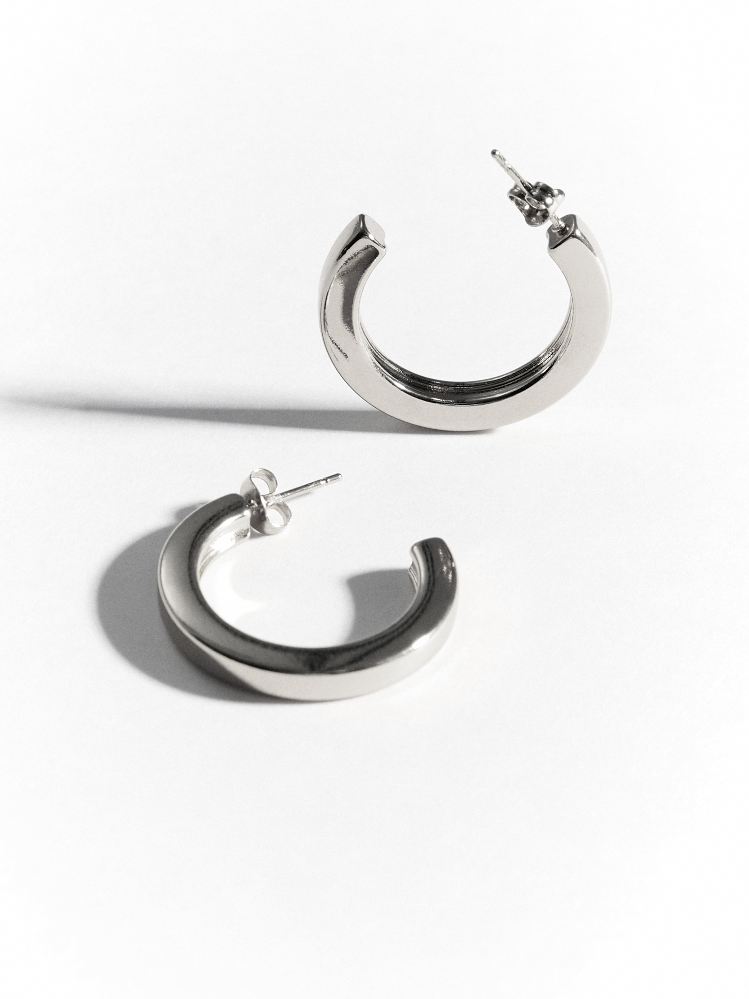 Half-hoop earrings in glossy metal