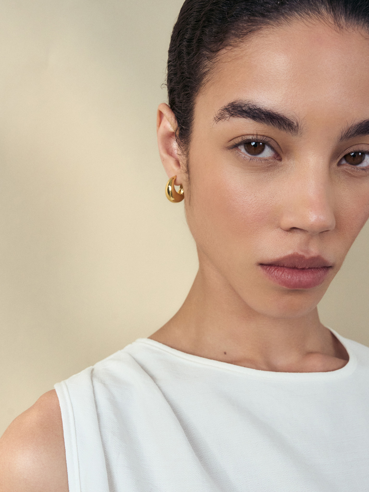 Hollow hoop earrings in smooth metal