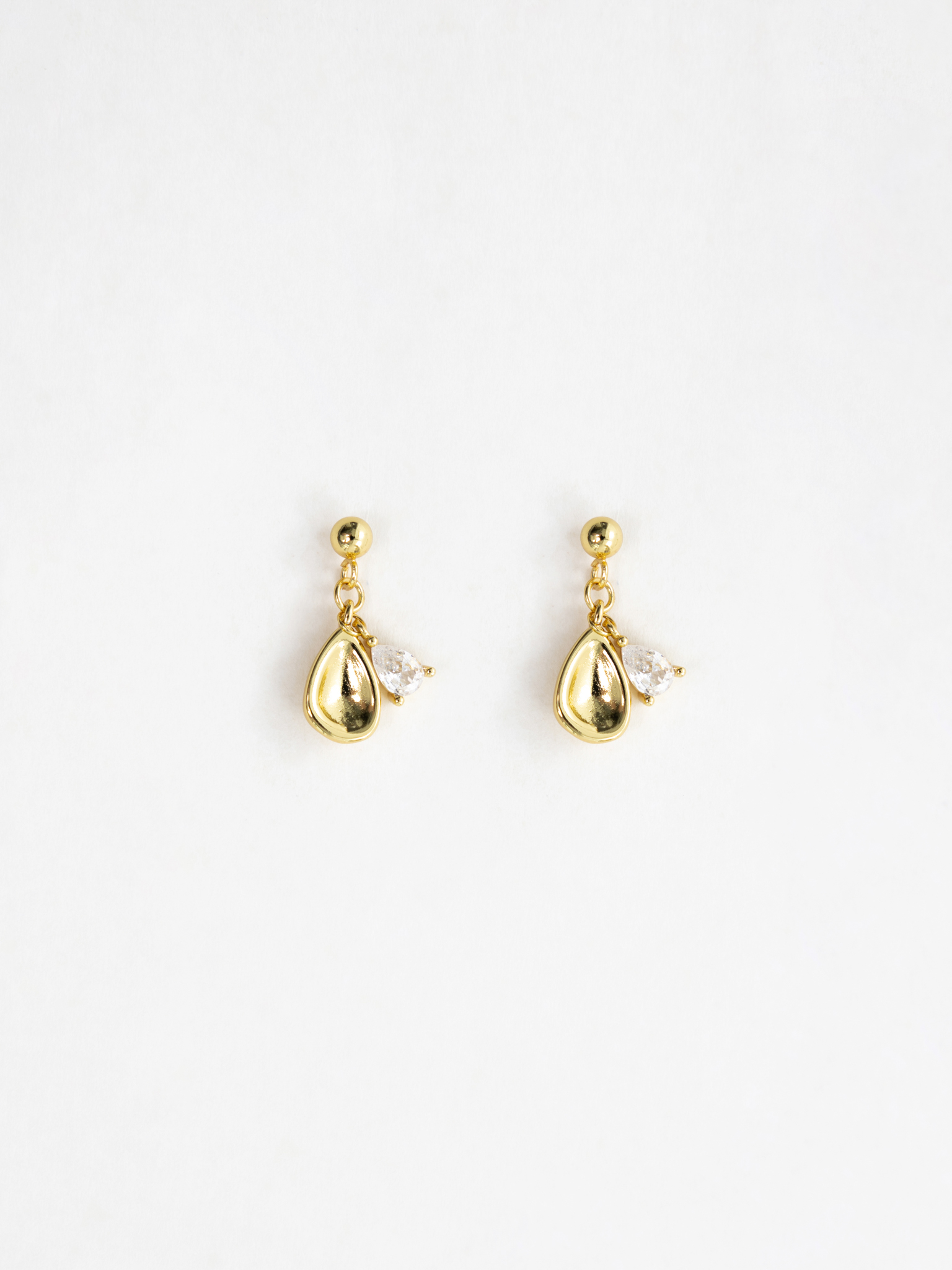 Vintage-style earrings with pendants