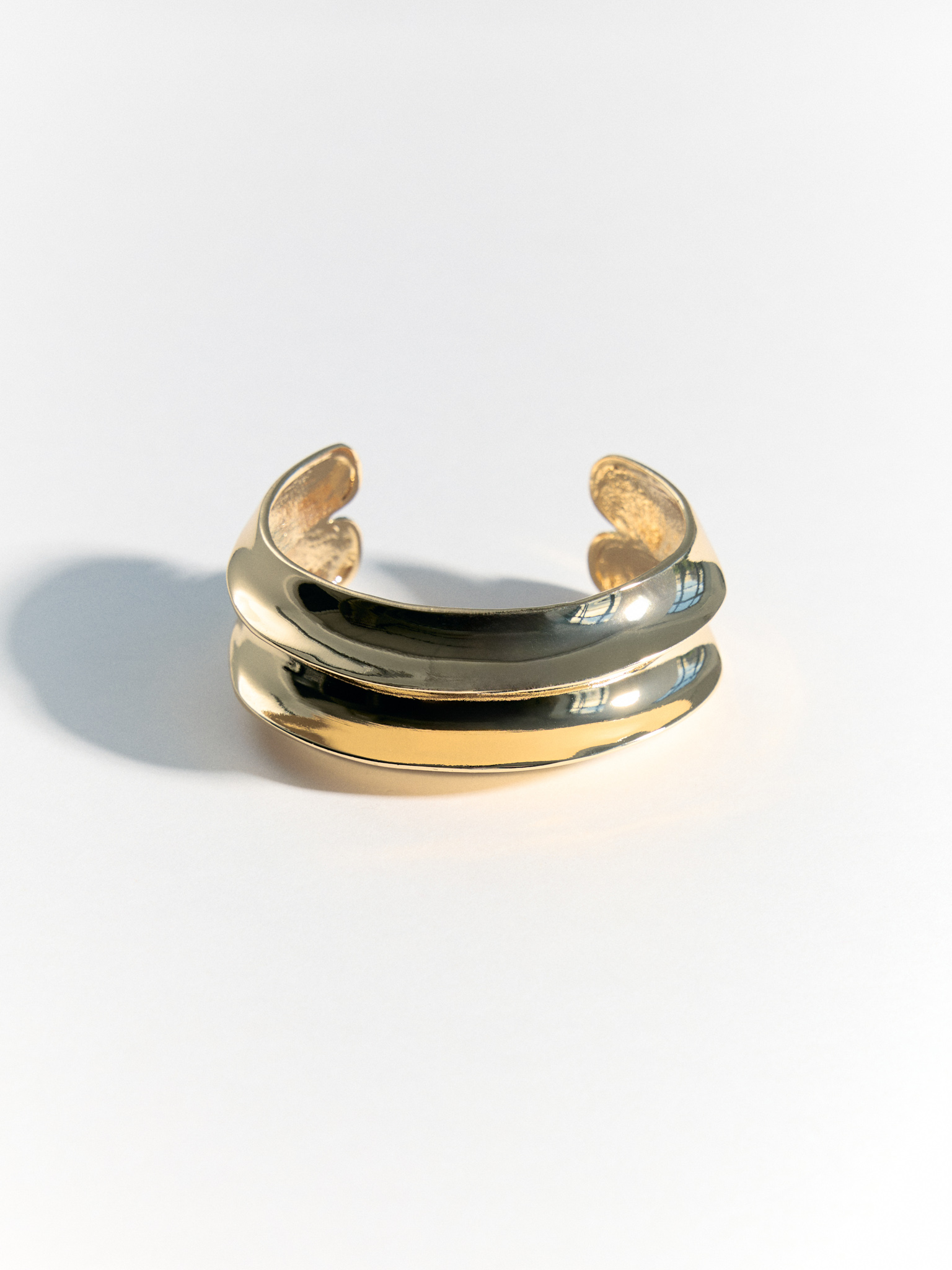 Ribbed round bracelet in smooth metal