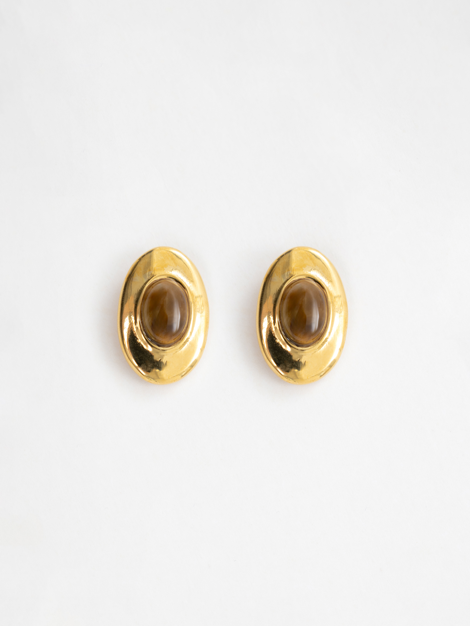 Oval stud earrings with contrasting stones in the centre
