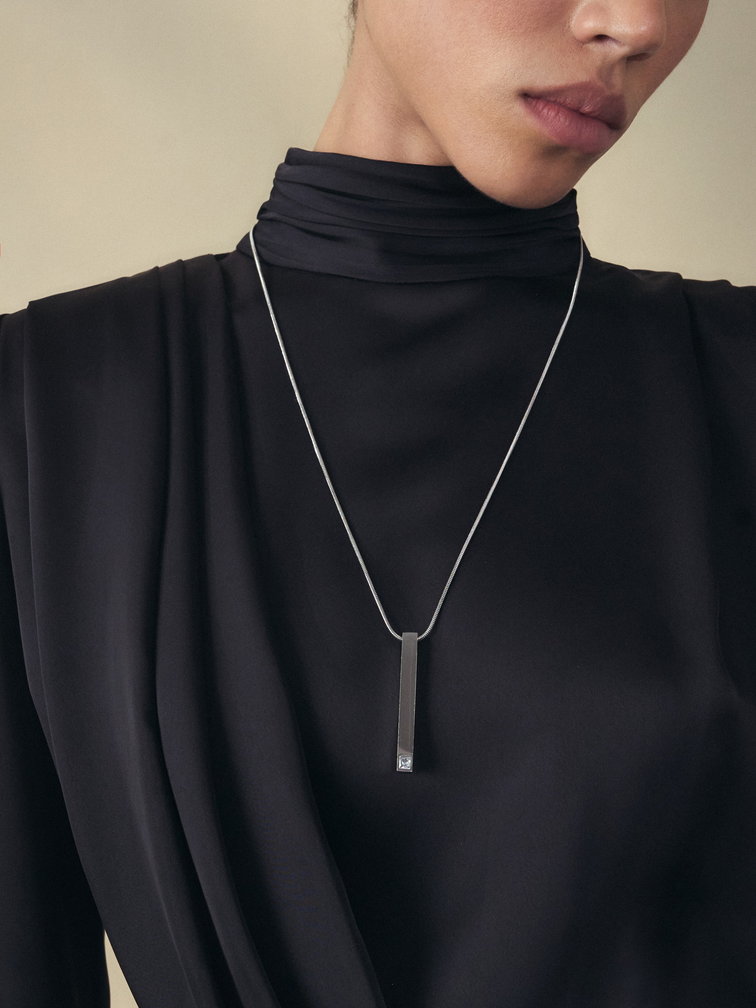 سلسلة طويلة مع قلادة مستطيلة