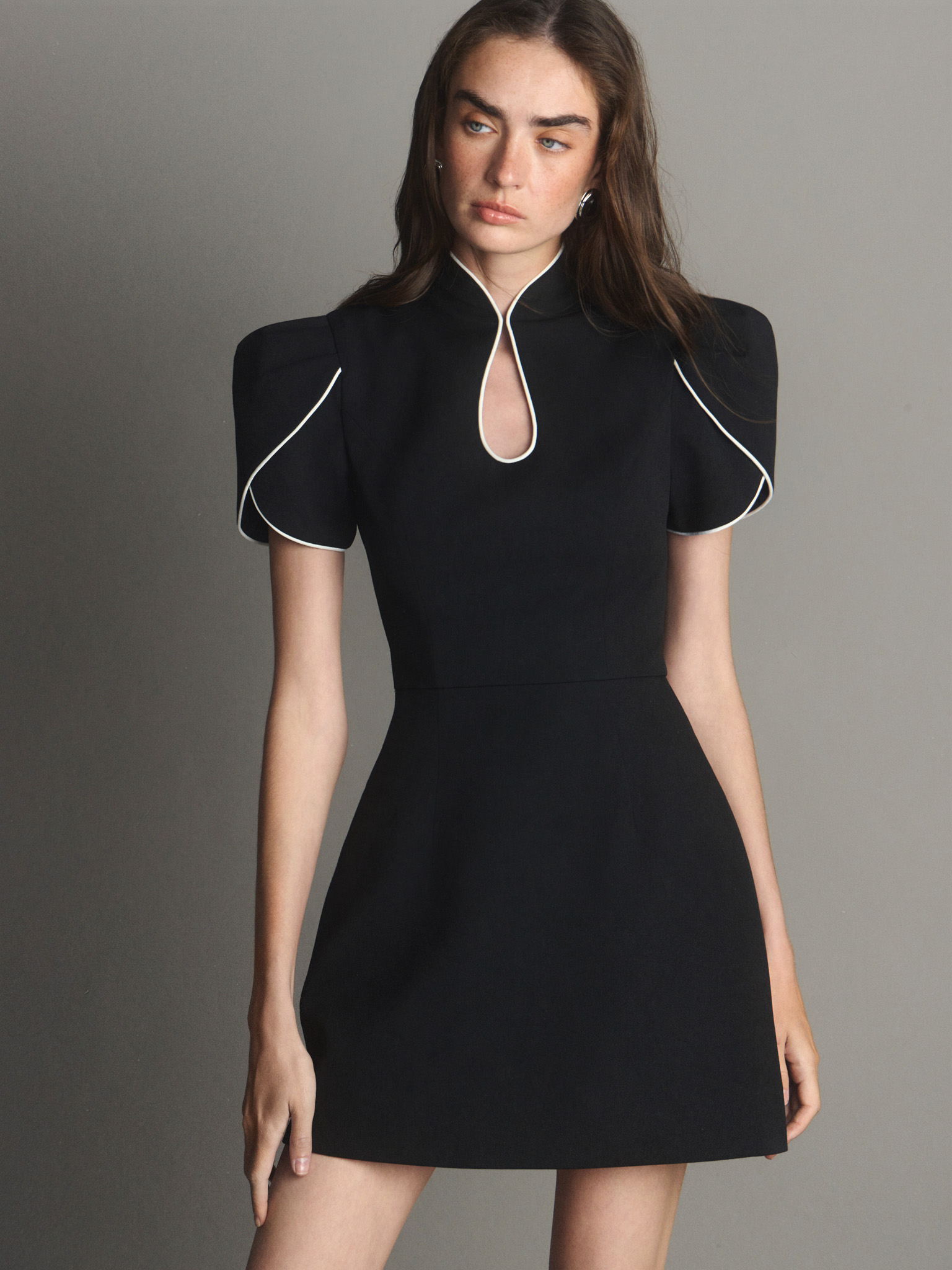 Mini dress with voluminous shoulders and contrasting trim — Lichi